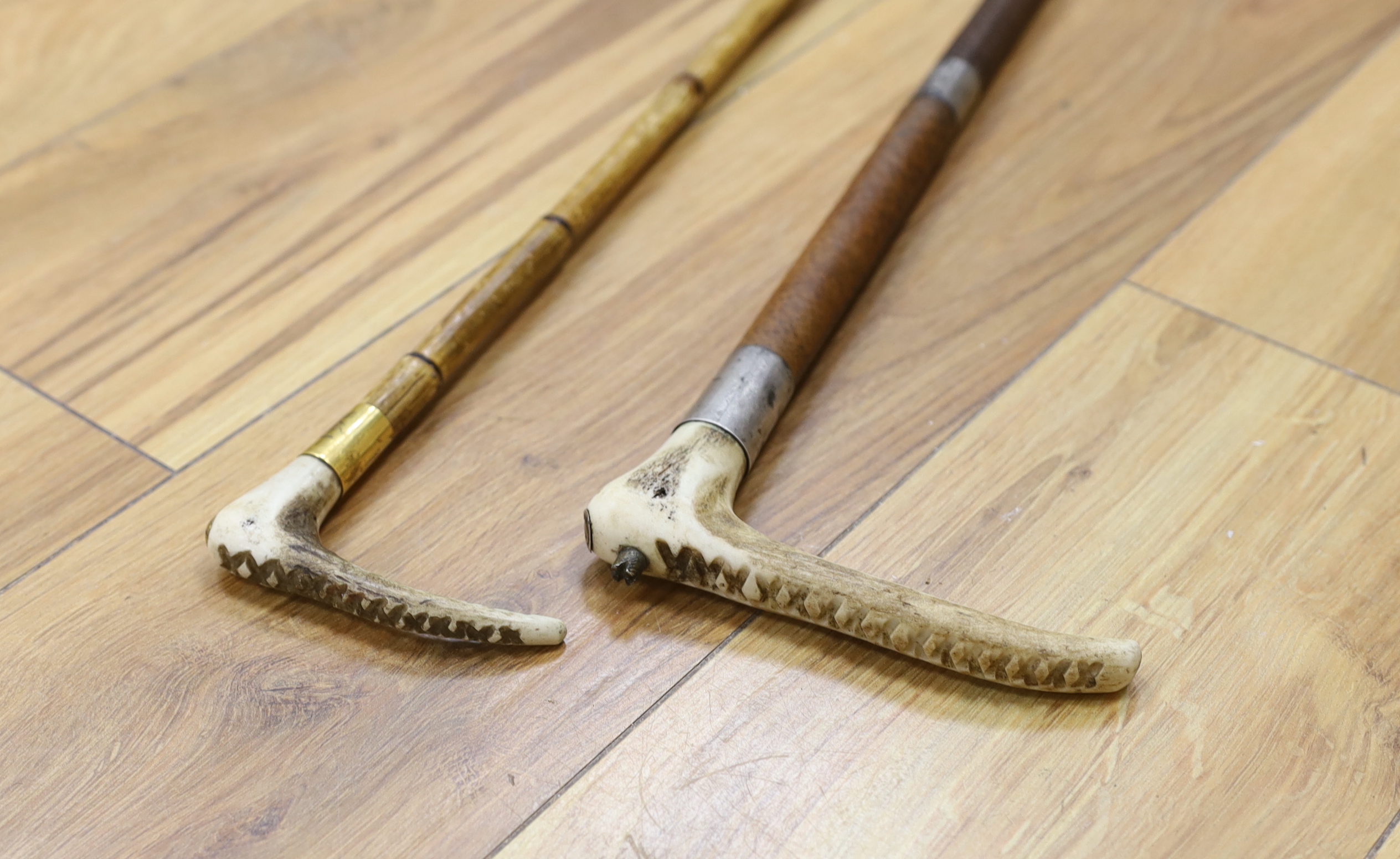 Two riding crops with 15ct gold and silver mounts and horn handles, largest 80cm in length